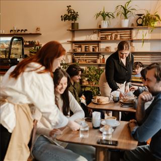 Tuyển nhân viên bán hàng và pha cà phê tại Footscray