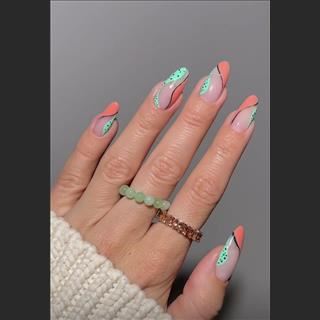 Shop nails Moonee Ponds tuyển thợ Bột, Biab, SNS, chân tay nước