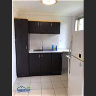 Grany flat dư 1 phòng cho thuê có tủ âmvà bếp rộng rãi ở Canley Vale